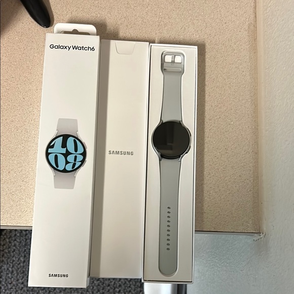Samsung Galaxy Watch 6 - Silver - Picture 2 of 3